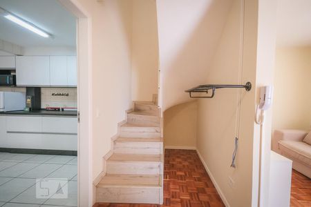 Escada de casa de condomínio para alugar com 3 quartos, 75m² em Capão Raso, Curitiba