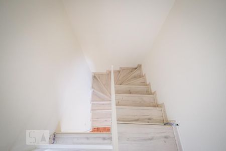 Casa de condomínio para alugar com 75m², 3 quartos e 1 vagaEscada