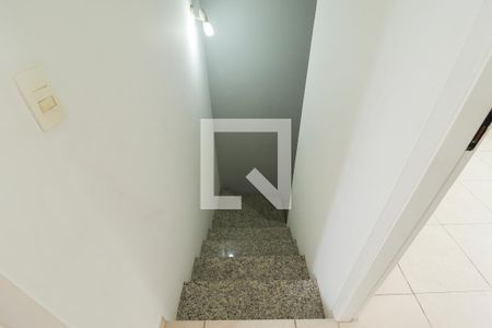 Casa de condomínio à venda com 105m², 2 quartos e 2 vagasEscada