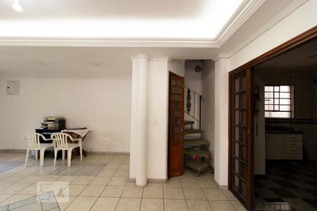 Sala de Estar de casa para alugar com 4 quartos, 420m² em Vila Roque, São Paulo