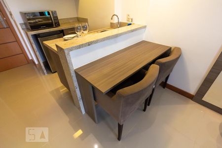 Apartamento para alugar com 36m², 1 quarto e 1 vaga Apartamento para alugar com 36m², 1 quarto e 1 vagaCozinha - Armários