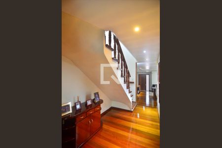 Casa à venda com 232m², 3 quartos e 3 vagasEscada