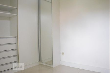 Quarto 1 com banheiro de apartamento para alugar com 3 quartos, 110m² em Caminho das Árvores, Salvador