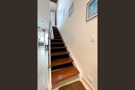 Escada de casa à venda com 2 quartos, 192m² em Vila Ipojuca, São Paulo