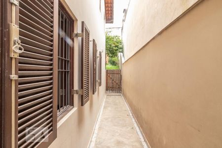 Casa à venda com 361m², 6 quartos e 4 vagasCorredor lateral externo