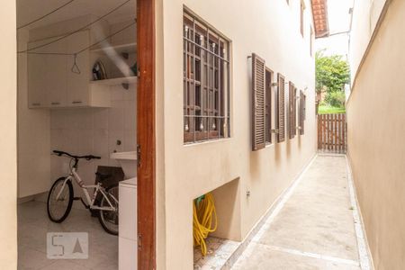 Casa à venda com 361m², 6 quartos e 4 vagasCorredor lateral externo