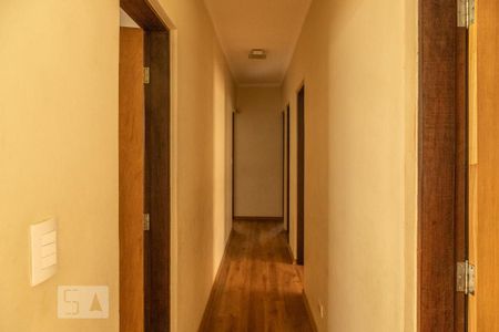 Casa à venda com 361m², 6 quartos e 4 vagasCorredor