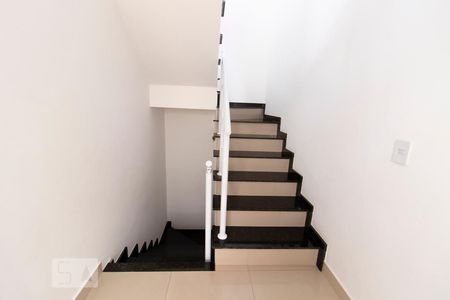 Escada Interna de casa de condomínio para alugar com 2 quartos, 110m² em Parque Mandaqui, São Paulo
