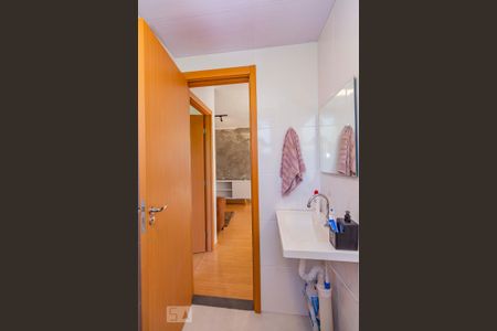 Banheiro de apartamento à venda com 2 quartos, 45m² em Morro Santana, Porto Alegre