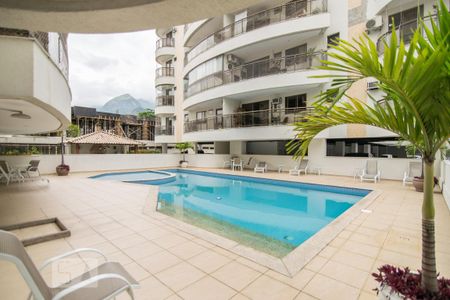 Apartamento à venda com 104m², 3 quartos e 2 vagas Apartamento à venda com 104m², 3 quartos e 2 vagasÁrea Comum - Piscina