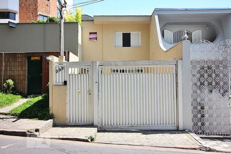 Casa para alugar com 200m², 2 quartos e 4 vagasFachada