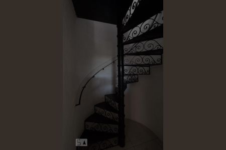 Casa para alugar com 360m², 3 quartos e 2 vagas Casa para alugar com 360m², 3 quartos e 2 vagasEscadas