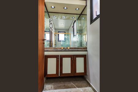 Apartamento à venda com 247m², 4 quartos e 3 vagasBanheiro Suíte 2