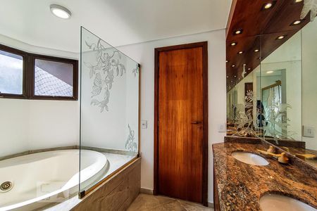 Apartamento à venda com 247m², 4 quartos e 3 vagasBanheiro Suíte Master