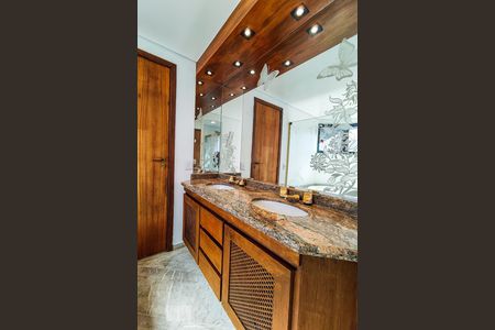 Apartamento à venda com 247m², 4 quartos e 3 vagasBanheiro Suíte Master