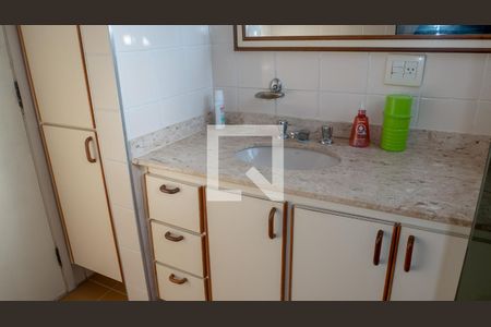 Apartamento à venda com 190m², 4 quartos e 2 vagas Apartamento à venda com 190m², 4 quartos e 2 vagasBanheiro da Suíte 1