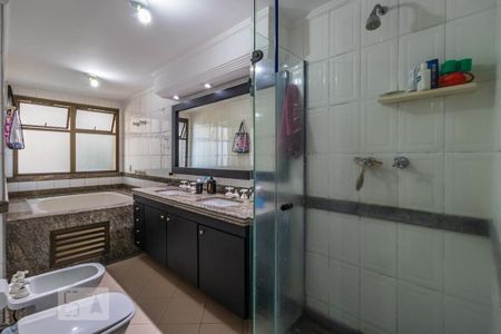 Apartamento à venda com 285m², 4 quartos e 4 vagas Apartamento à venda com 285m², 4 quartos e 4 vagasBanheiro da Suíte 1