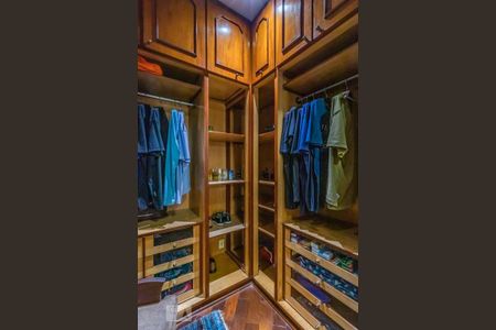 Apartamento à venda com 285m², 4 quartos e 4 vagas Apartamento à venda com 285m², 4 quartos e 4 vagasCloset da Suíte 1