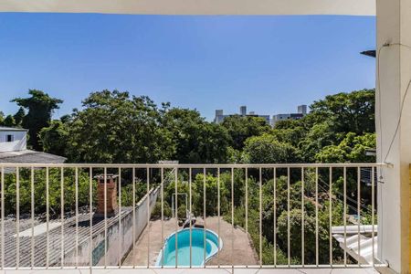 Casa à venda com 268m², 3 quartos e 2 vagas Casa à venda com 268m², 3 quartos e 2 vagasSacada