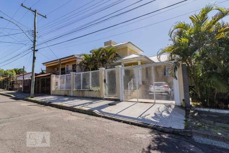 Casa à venda com 268m², 3 quartos e 2 vagas Casa à venda com 268m², 3 quartos e 2 vagasFachada