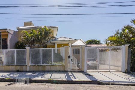 Casa à venda com 268m², 3 quartos e 2 vagas Casa à venda com 268m², 3 quartos e 2 vagasFachada