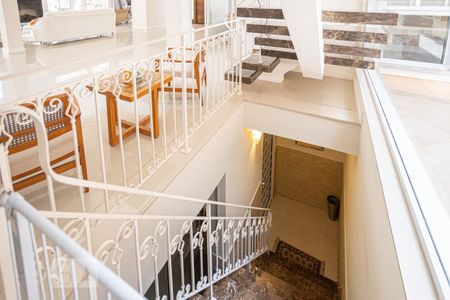 Casa de condomínio à venda com 900m², 5 quartos e sem vaga Casa de condomínio à venda com 900m², 5 quartos e sem vagaEscada