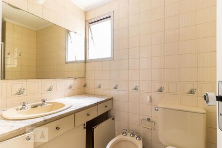 Banheiro da suíte de apartamento à venda com 3 quartos, 100m² em Cambuí, Campinas