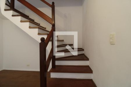 Escada para os quartos de casa à venda com 4 quartos, 215m² em Jardim Petrópolis, São Paulo