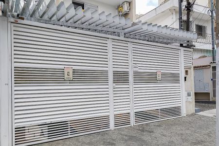 Casa à venda com 190m², 4 quartos e 2 vagas Casa à venda com 190m², 4 quartos e 2 vagasFachada