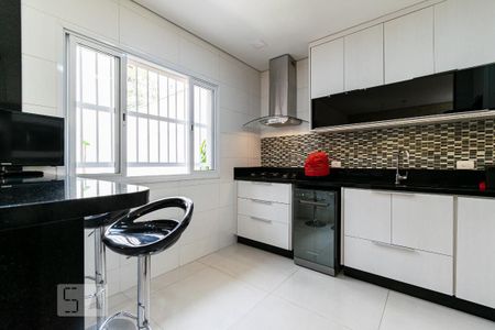 Casa à venda com 190m², 4 quartos e 2 vagas Casa à venda com 190m², 4 quartos e 2 vagasCozinha