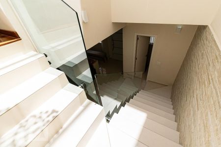 Casa à venda com 190m², 4 quartos e 2 vagas Casa à venda com 190m², 4 quartos e 2 vagasEscadas