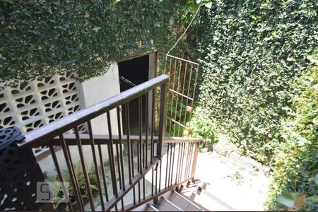 Casa à venda com 193m², 3 quartos e 3 vagasEscada para a garagem