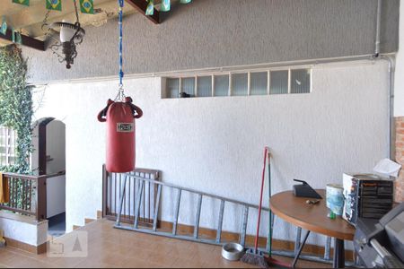 Casa à venda com 193m², 3 quartos e 3 vagasEspaço coberto entre a casa e edícula