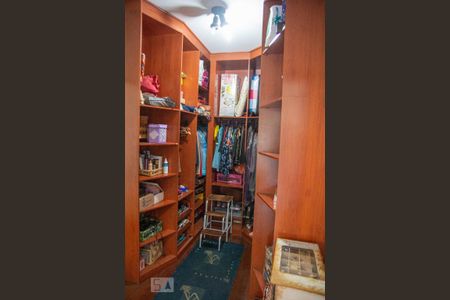 Casa à venda com 562m², 5 quartos e 4 vagasCloset Quarto 4 - Suíte