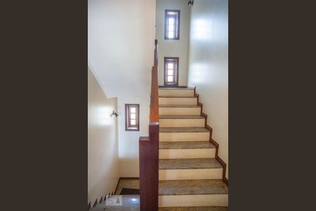 Casa à venda com 562m², 5 quartos e 4 vagasEscada