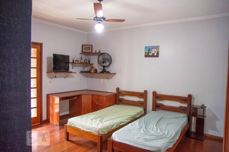 Casa à venda com 562m², 5 quartos e 4 vagasQuarto 2 - Suíte