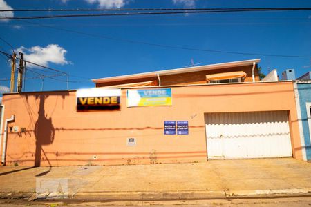 Casa à venda com 256m², 4 quartos e 3 vagasFachada