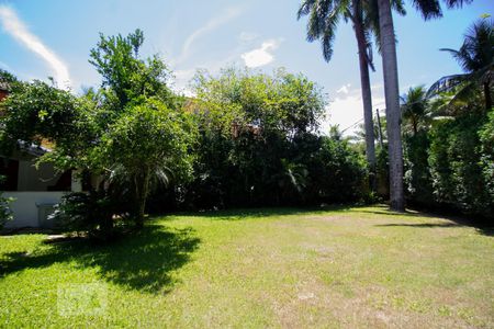 Casa de condomínio à venda com 1000m², 3 quartos e 2 vagas Casa de condomínio à venda com 1000m², 3 quartos e 2 vagasQuintal