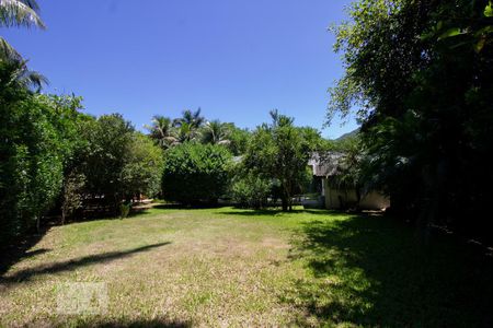 Casa de condomínio à venda com 1000m², 3 quartos e 2 vagas Casa de condomínio à venda com 1000m², 3 quartos e 2 vagasQuintal