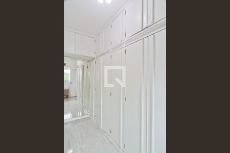 Casa à venda com 600m², 5 quartos e 4 vagasCloset das suítes