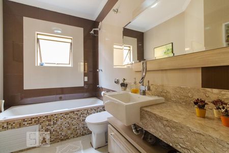 Casa à venda com 292m², 4 quartos e 3 vagasBanheiro de quarto 1