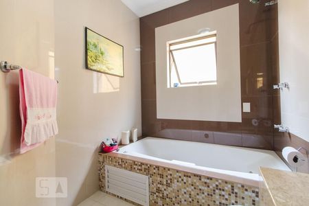 Casa à venda com 292m², 4 quartos e 3 vagasBanheiro de quarto 1