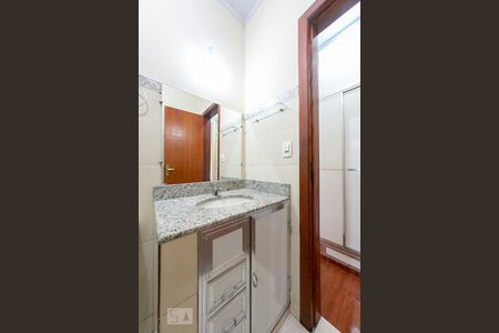 Banheiro de kitnet/studio para alugar com 1 quarto, 30m² em Carlos Prates, Belo Horizonte