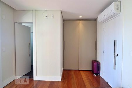 Apartamento à venda com 227m², 3 quartos e 4 vagasSuíte 2
