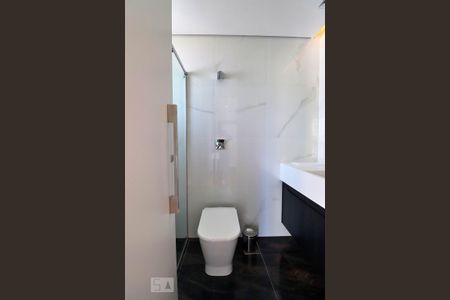 Apartamento à venda com 227m², 3 quartos e 4 vagasBanheiro da Suíte 2