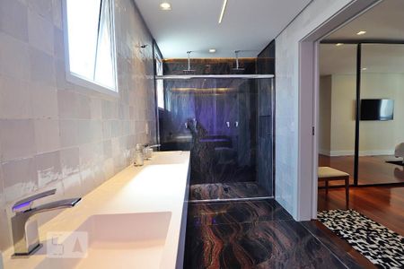 Apartamento à venda com 227m², 3 quartos e 4 vagasBanheiro da Suíte 1