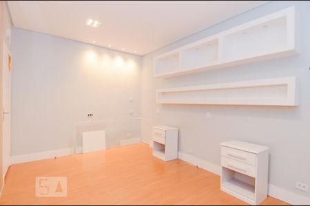 Casa à venda com 411m², 5 quartos e 8 vagasQuarto 2 - Suíte