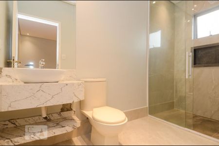 Casa à venda com 411m², 5 quartos e 8 vagasBanheiro da Suíte 1