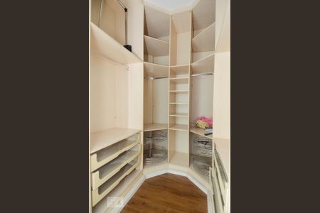 Casa à venda com 411m², 5 quartos e 8 vagasCloset da Suíte 3