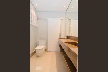 Casa à venda com 411m², 5 quartos e 8 vagasBanheiro da Suíte 3